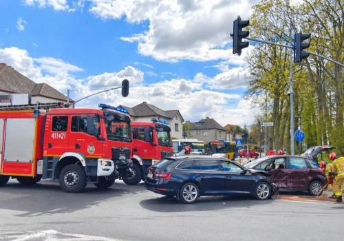Dwa samochody zderzyły się na ul. Gdańskiej. Dwie osoby przebadane