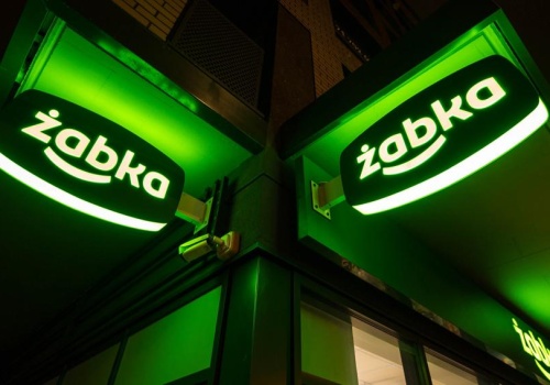 Żabka odporna na mróz. Przychody rosną do 6,5 mld zł, a sieć testuje automaty