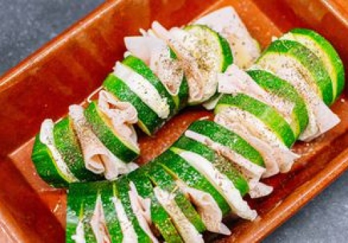 Nacinam jak ziemniaki i wrzucam na ruszt. Jest pyszna i nic nie wpada do środka grilla