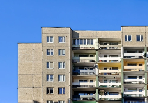 Czy bloki z wielkiej płyty się zawalą? Kto straszy miliony Polaków zniszczeniem ich mieszkań?