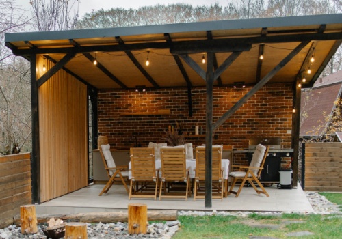 Altana ogrodowa, która nie stoi pusta. Gdzie ją postawić i jak urządzić, żeby chciało się w niej przebywać