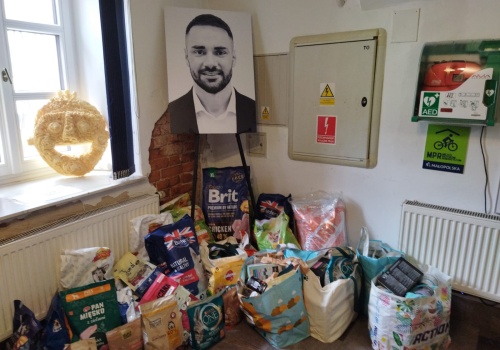 Tarnowianie zbierają karmę dla zwierząt w hołdzie dla posła Łukasza Litewki