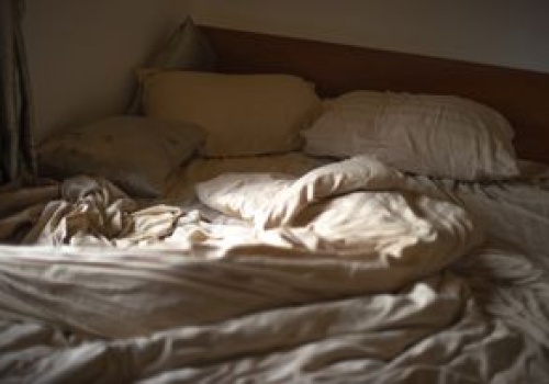 Śpisz na dwóch poduszkach? To błąd, który odbija się na zdrowiu