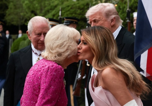 Zrezygnowała z tiary na rzecz naszyjnika. Są komentarze ekspertów