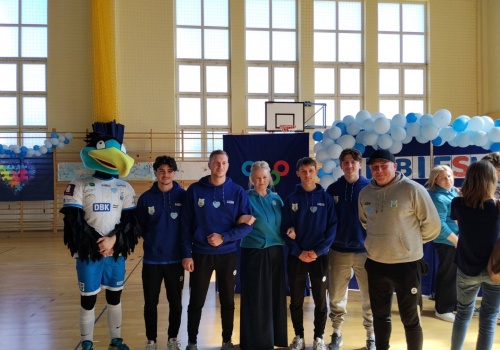 „Niebieskie Igrzyska” w SP nr 7 w Olsztynie. Sport, lekcja empatii i wsparcie osób w spektrum autyzmu