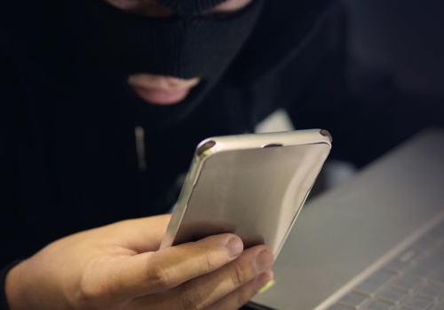 Wyłudził ponad 60 tysięcy złotych metodą „na policjanta”. Stanie przed sądem