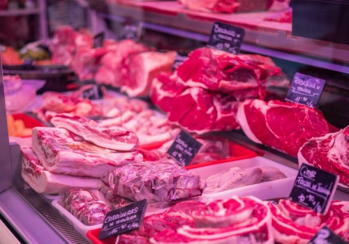 Kiedy najlepiej kupować mięso w markecie? Dostawcy wskazali dwa dni