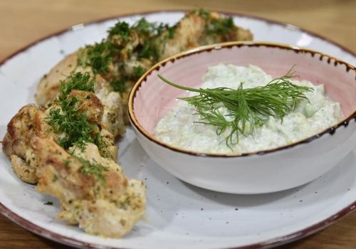 Jogurtowy kurczak z sosem tzatziki. Grecki sposób na obłędnie soczyste mięso z grilla