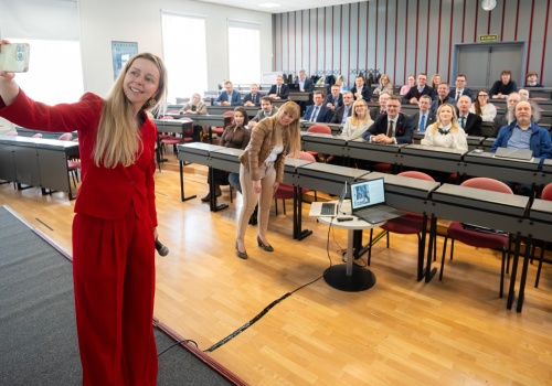 Fundacja Connecting the Future prezentuje Mapę Pierwszych Kroków dla rozwoju AI w Polsce