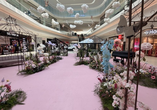 Galeria handlowa zaskoczyła wiosenną scenografią