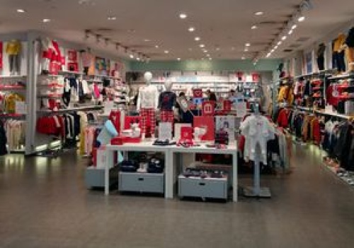 Francuska sieć z odzieżą zamyka sklepy w Polsce. Sąd ogłosił upadłość