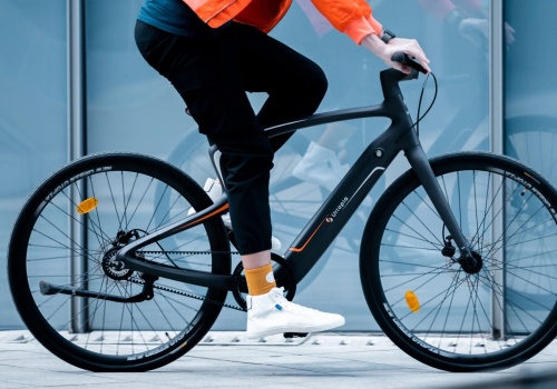 Rowerzysta czuje ulgę po wyprzedzeniu przez auto. Badanie pokazuje, dlaczego to może być zdradliwe