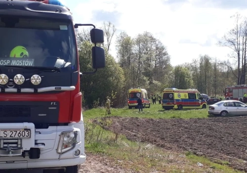Dachowanie BMW w Mostowie. Kierujący 18-latek trafił do szpitala