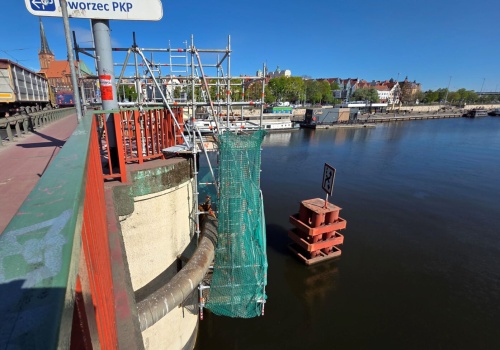 Prace nad Odrą jak z filmu. Wodociągowcy zawisną kilka metrów nad wodą