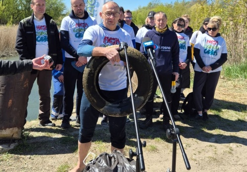 Z rzeki wciągnięto stolik i oponę. Wojewoda Cebula sprzątał Odrę (ZDJĘCIA)