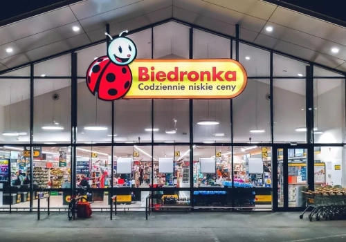 Biedronka wydłuża godziny otwarć przed i w trakcie majówki. Zachęca do kupna kiełbasy śląskiej