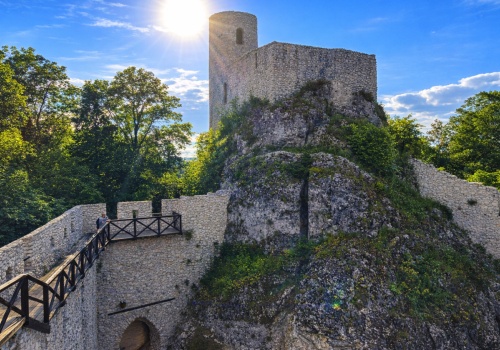 Ruiny zamku na skalnym ostańcu. Najbardziej 
