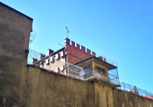 Chorowanie za kratami. Osadzony z Mysłowic pozywa Skarb Państwa