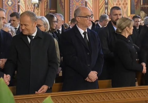 Ksiądz zobaczył, jak Nawrocki i Tusk przekazali sobie znak pokoju w czasie pogrzebu …