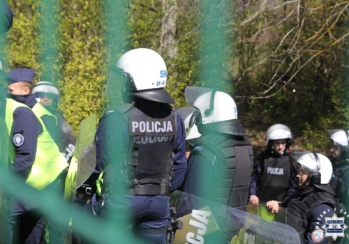 Policja zorganizowała manewry na stadionie piłkarskim