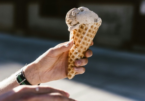 Domowe lody bez długich przygotowań? Ten sprzęt w końcu to upraszcza
