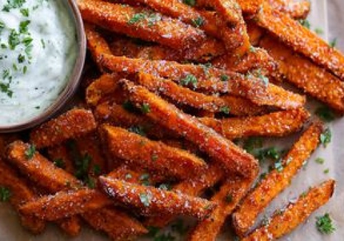 Obsyp pokrojone bataty i upiecz. Frytki będą chrupiące jak nigdy wcześniej