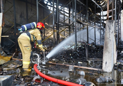 Strażacy dogaszają pożar hali w Luboniu