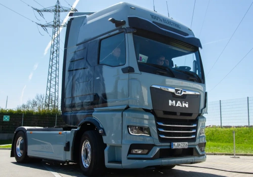 Elektryczny ciągnik jako powerbank i zasilanie dla biura – nietypowy projekt z Niemiec