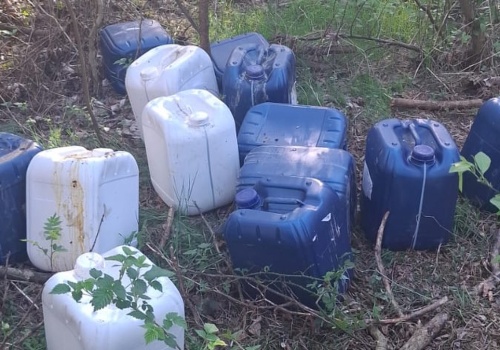 Leśnicy znaleźli 20 tajemniczych pojemników. Udało się uniknąć katastrofy