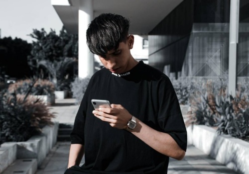 Młodzi chłopcy wolą AI niż prawdziwe relacje. Przyszłość związków pod znakiem zapytania