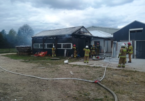 Zakład stolarski stanął w płomieniach. Z pożarem walczyło blisko 30 strażaków