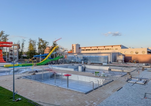 Tak wyglądają dziś nowe baseny na Ostrogu. Prezydent zapowiada otwarcie w czerwcu, opozycja ma wątpliwości