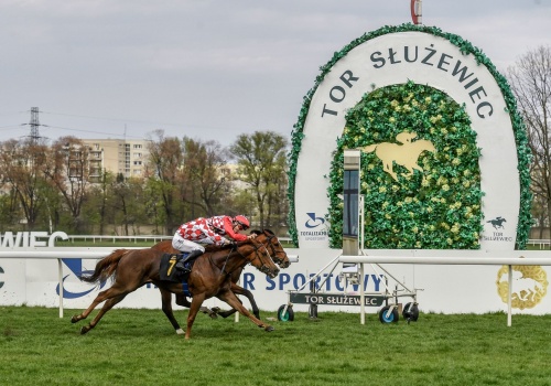 Elegancja, Adrenalina i Tradycja: Wielkie Otwarcie Sezonu na Torze Wyścigów Konnych Służewiec
