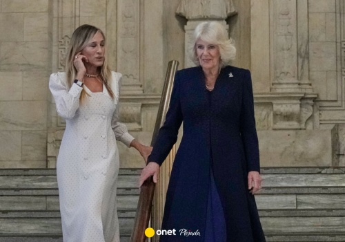 Królowa Kamila spotkała się z Sarah Jessicą Parker. Zeszły po słynnych schodach