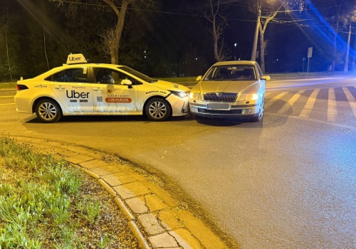 Z pasa do jazdy na wprost postanowił skręcić w prawo. Skoda zderzyła się z Toyotą