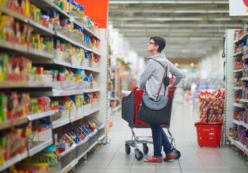Rynek FMCG w Polsce pęka na pół. Dyskonty przejmują rynek, małe sklepy masowo znikają