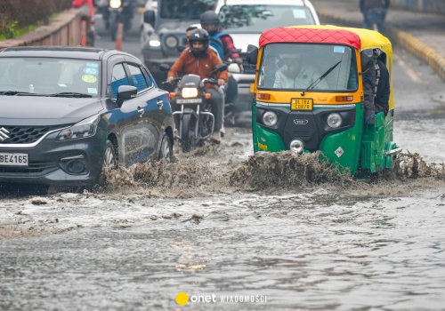 Mur szpitala w Indiach runął na ludzi. Szukali schronienia przed burzą