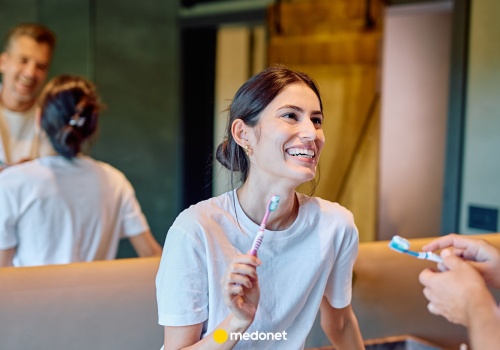 Kiedy myć zęby rano? Większość robi to źle