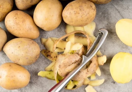 Zamiast do kosza – podlej tym rośliny. Efekt zobaczysz szybciej, niż myślisz