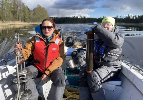 Skąd się bierze mikroplastik w jeziorach? Klucz leży na brzegu