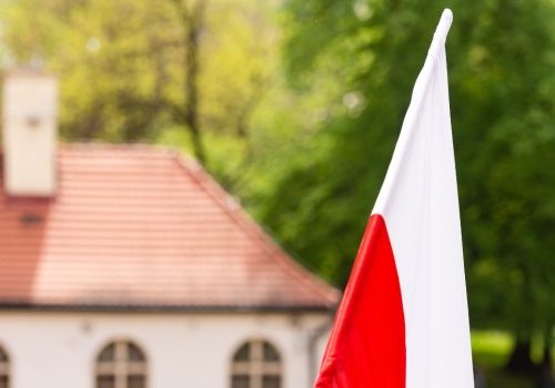 Zmienna czerwień i znikający błękit. Krótka historia flagi Rzeczypospolitej