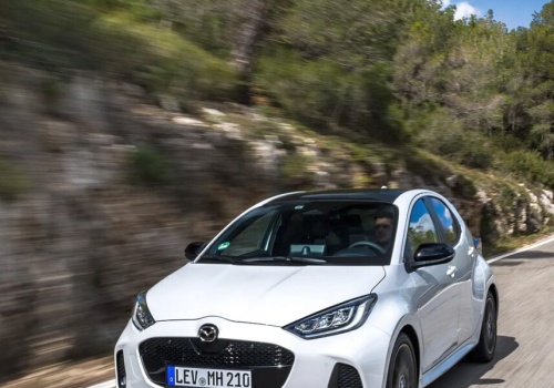 Mazda2 Hybrid zmienia się na nowy rok modelowy. Teraz ma więcej sensu niż wcześniej