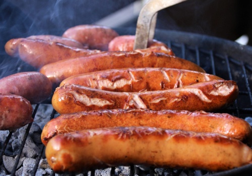 Kiełbasa z grilla w pierwszy dzień majówki? Sprawdź, czy biskup rzeszowski udzielił dyspensy