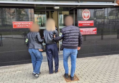 Bankowa wilczyca? Przez lata okradała klientów – milion zniknął, a nikt nic nie zauważył