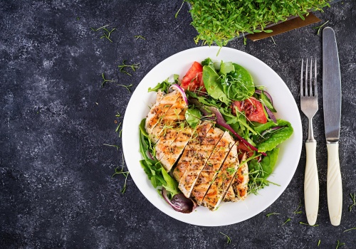 Najzdrowsze sałatki do dań z grilla. Rodzina będzie się zajadać