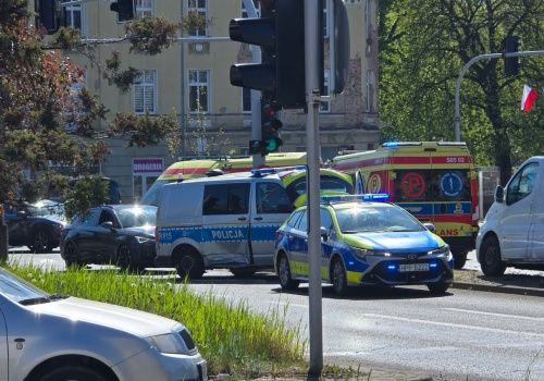 Radiowóz na sygnałach zderzył się z taksówką. Trzy osoby w szpitalu