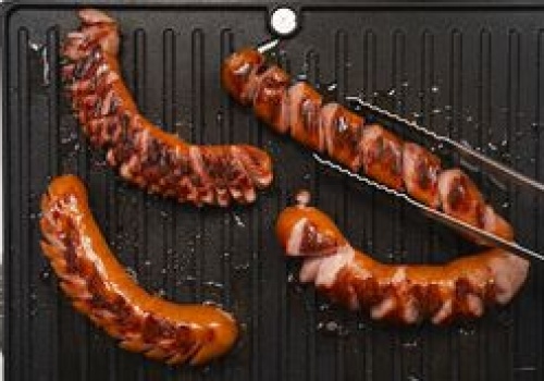 Najlepszy sposób na grillowaną kiełbasę. Zachowa soczystość, a skórka będzie chrupać aż miło