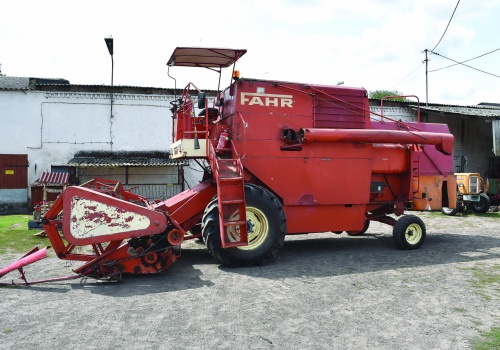Ten kombajn przypłynął ze Szwecji promem. Od 40 lat pracuje pod Żninem