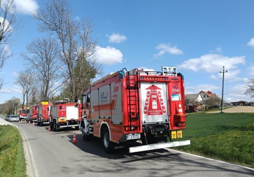 Pożar w Olszynach. W ogniu stanął budynek i samochód