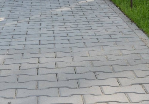 Bezpieczniej dla pieszych i kierowców. W Gromniku powstanie kolejny odcinek chodnika